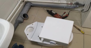 Установка напольного унитаза в Киселевске: монтаж под ключ от СантехДомКсл от 5151 рублей.