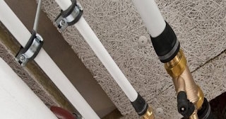 Замена труб водоснабжения в квартире: цена от 2061 руб. - СантехДомКсл